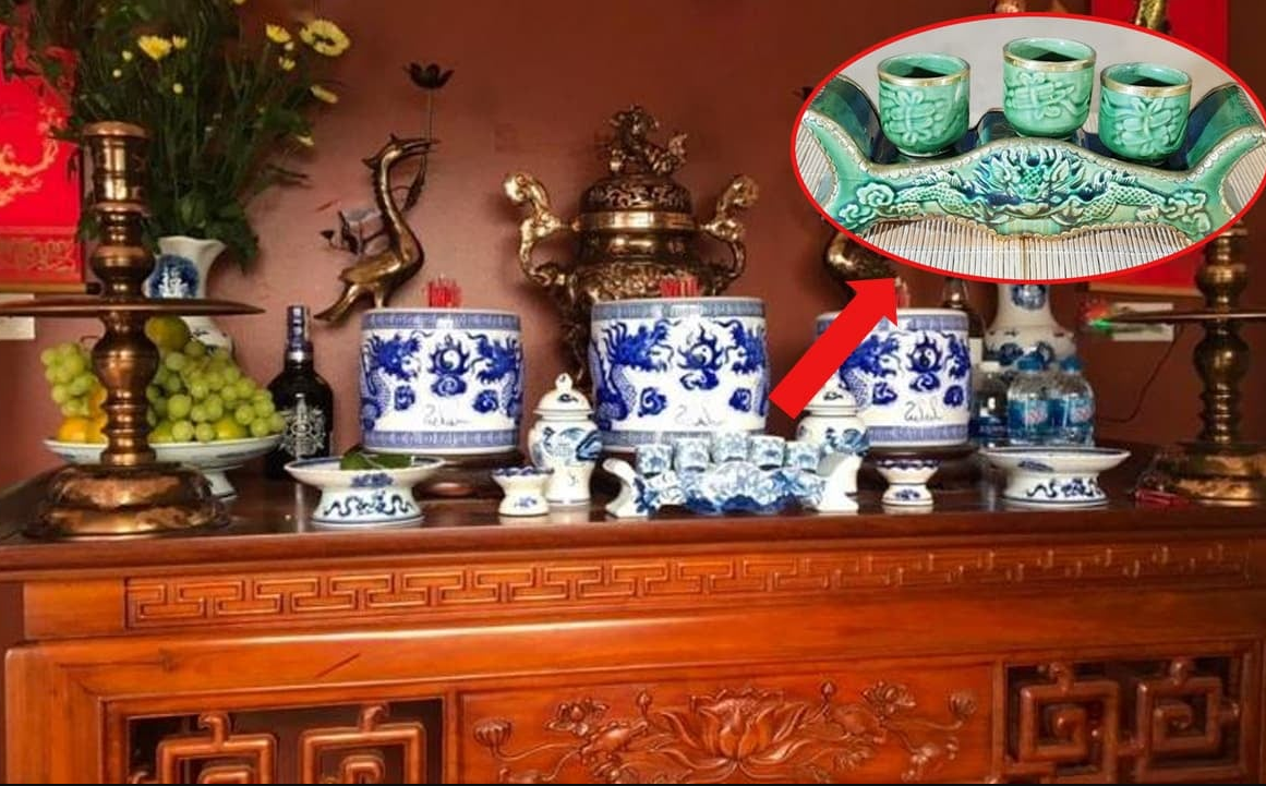 Chén nước trên bàn thờ gia tiên